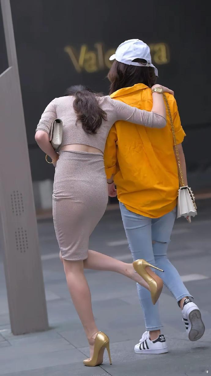 时尚穿搭大比拼，包臀裙成焦点！修身显瘦，优雅迷人，轻松驾驭各种场合。穿上它，瞬间
