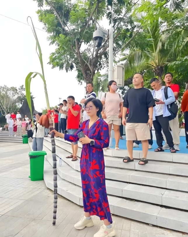 高考祈福新花样！甘蔗挂香蕉竟暗藏粤语玄机？网友：不如磕头求菩萨更灵验！