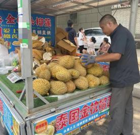 “城市套路深”一男子走在街头上，突然被一辆大货车上的榴莲招牌吸引，因为上面写着只