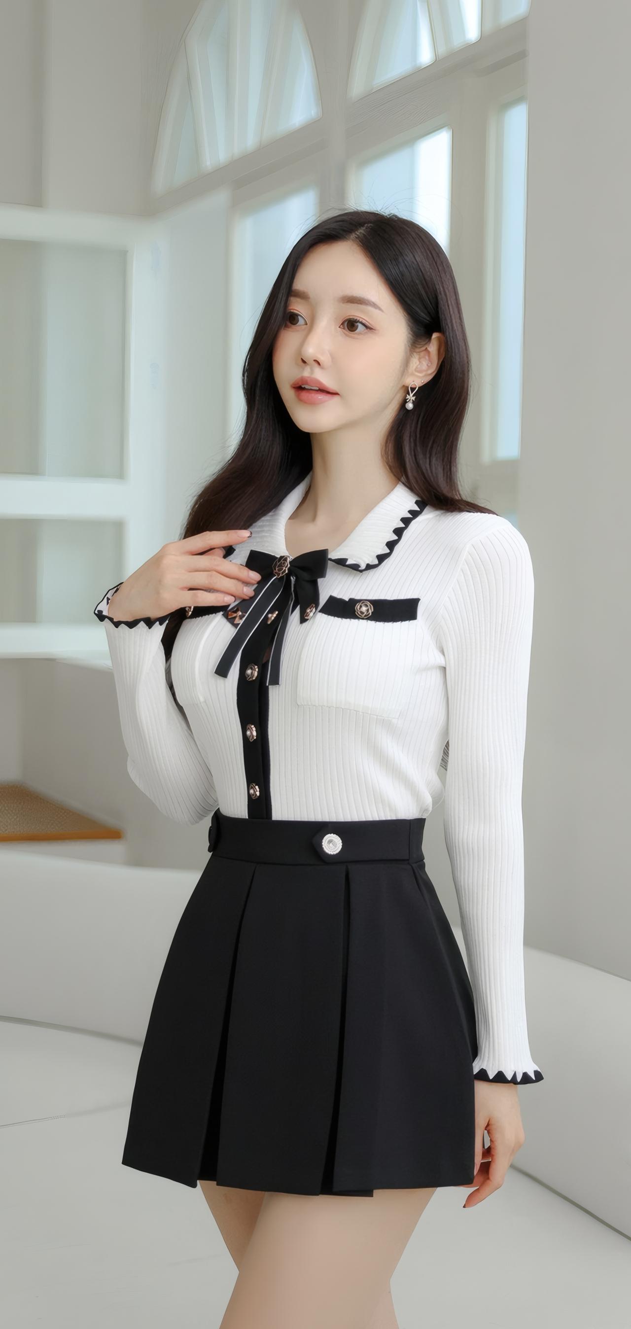 甜美学院风穿搭，白色衬衫+黑色百褶裙，少女心满满！