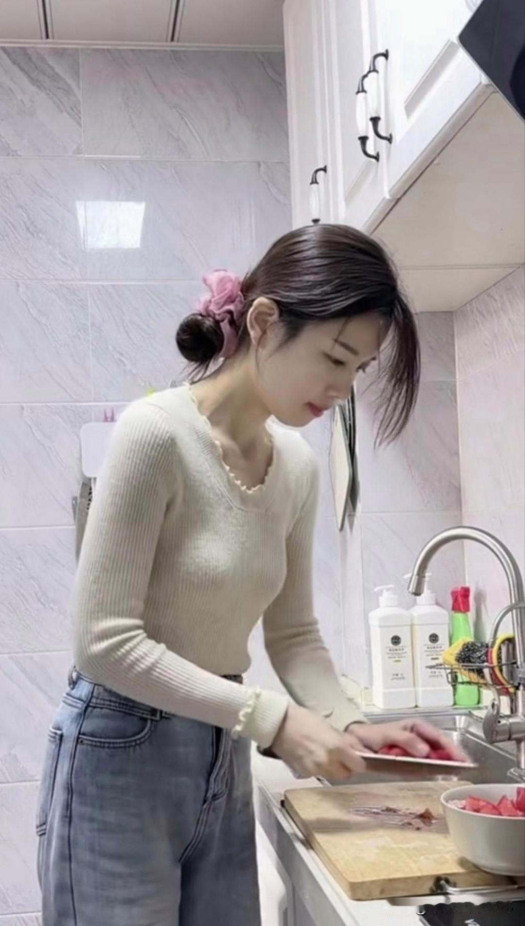 就眼下：长的既好看，又肯给你做饭的老婆；即便娶回家要价值不菲的“彩礼”；可是依旧