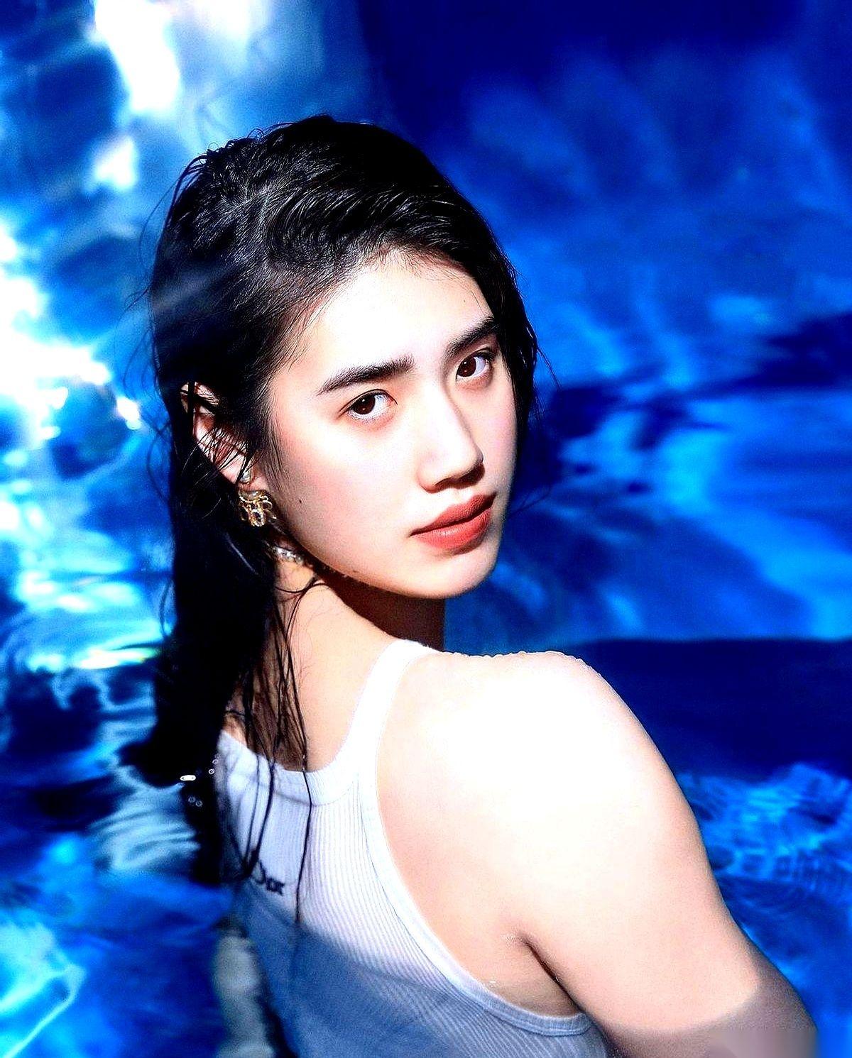 张雨霏，10块奖牌。看到这个数字的时候，我脑子嗡了一下。我跟你讲，这不是什么