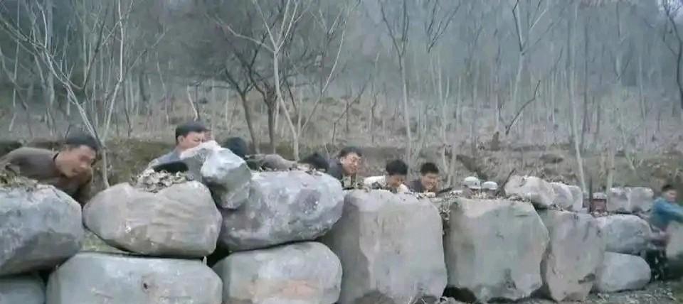 这就是我不喜欢看国产抗日剧的原因！假的不能再假了，这石头也许是天然的，但是…