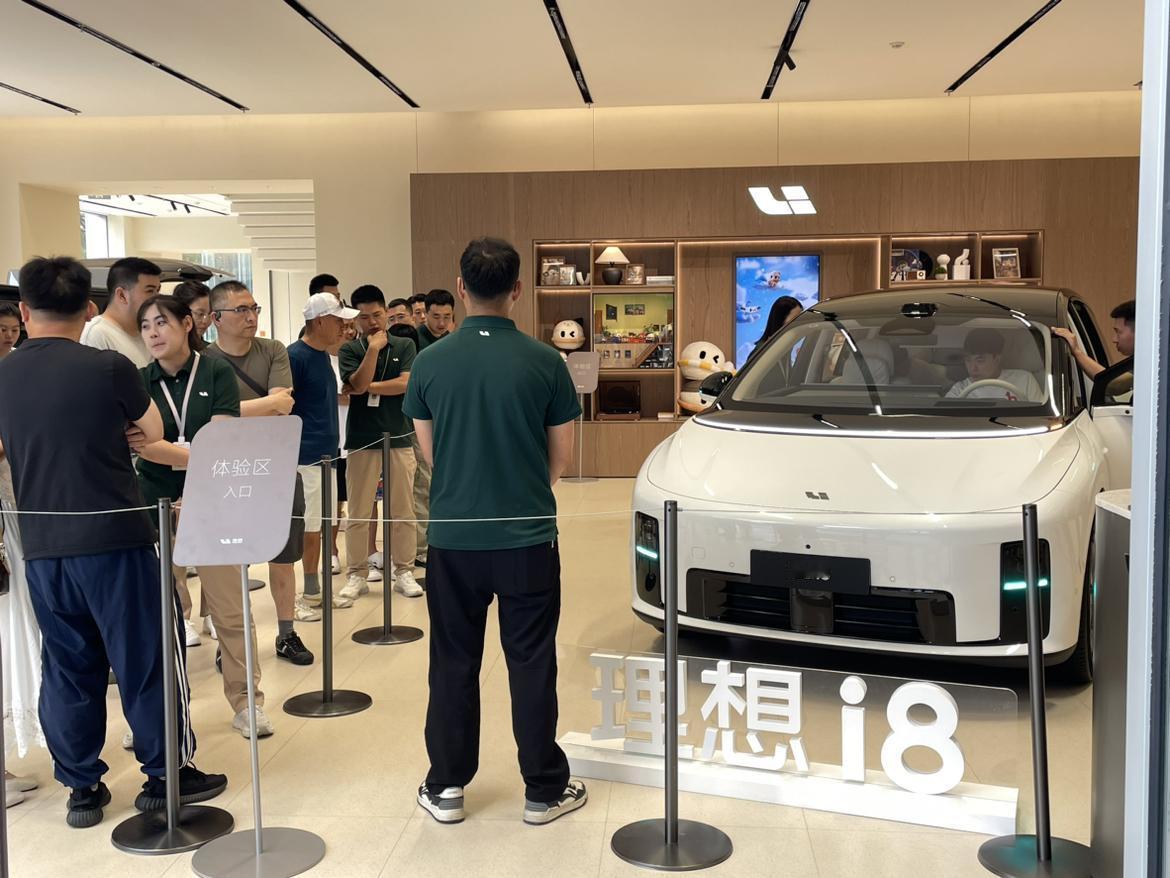 顺义办事，正好午饭过来看看。理想i8到店了人不少，还在排队比较有序，这点挺好，
