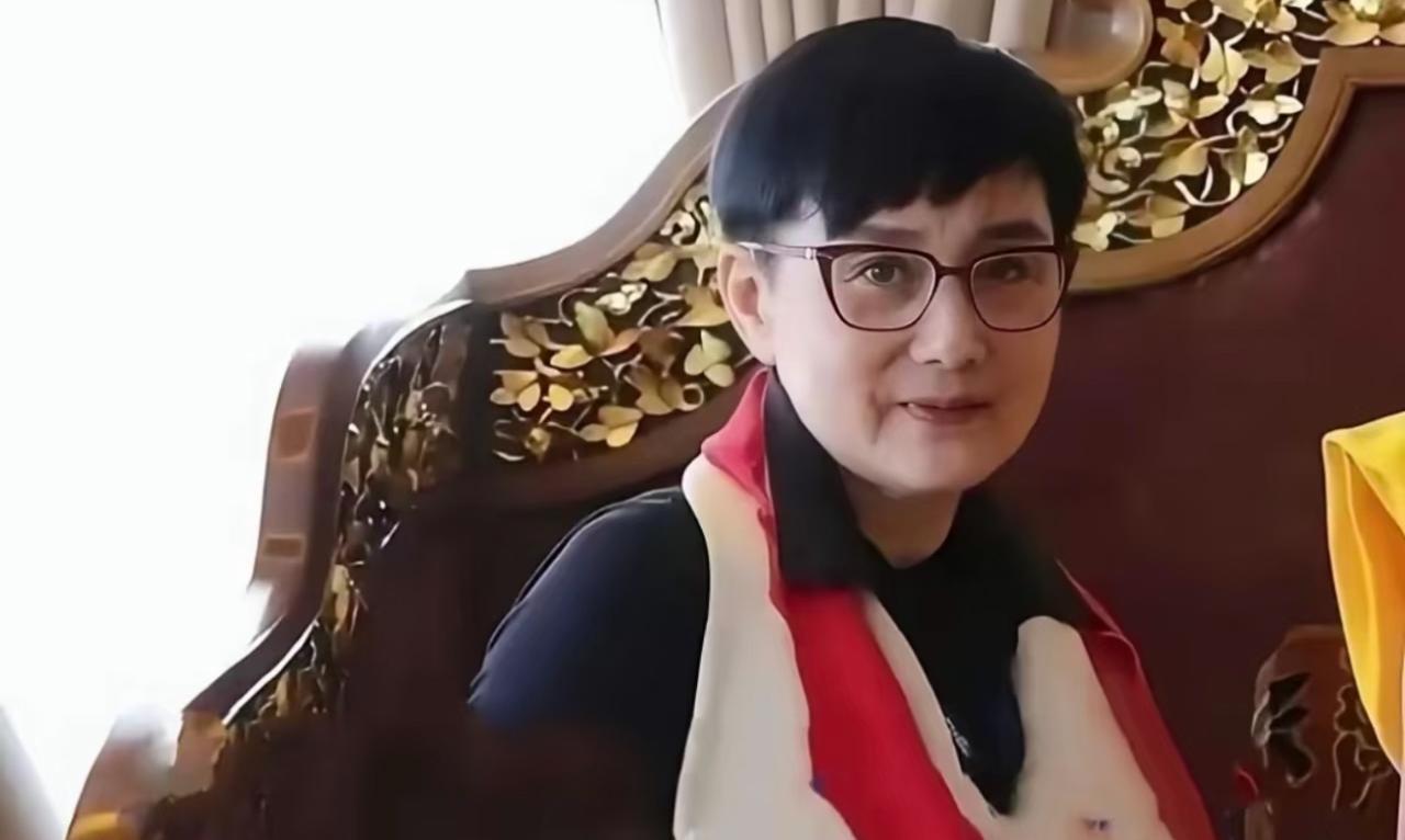 第一眼看了觉得像，没想到真的是利智本人。65岁的利智也彻底变了样，印象中的她