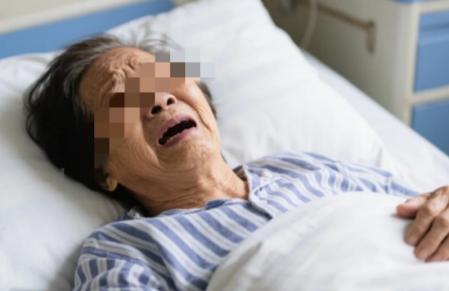 广州，6旬老太坐公交，期间坐累了，就起身在车厢过道里走动，活动腿脚。谁知，司机避