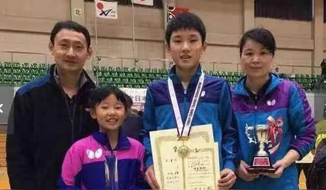 今天应该是张本家的主场吧！张本高兴死了！获不获得冠军不重要了，一双儿女站在世界顶