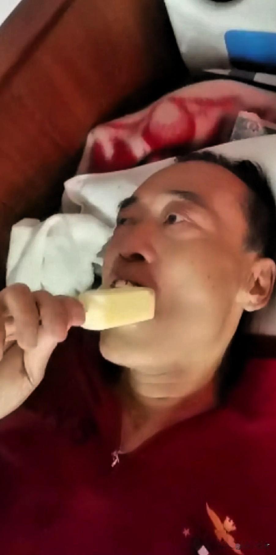 真不想活了，男子肺癌晚期刚化疗完，非要吃冰糕，妻子的妥协看哭全网：比起活着的长度