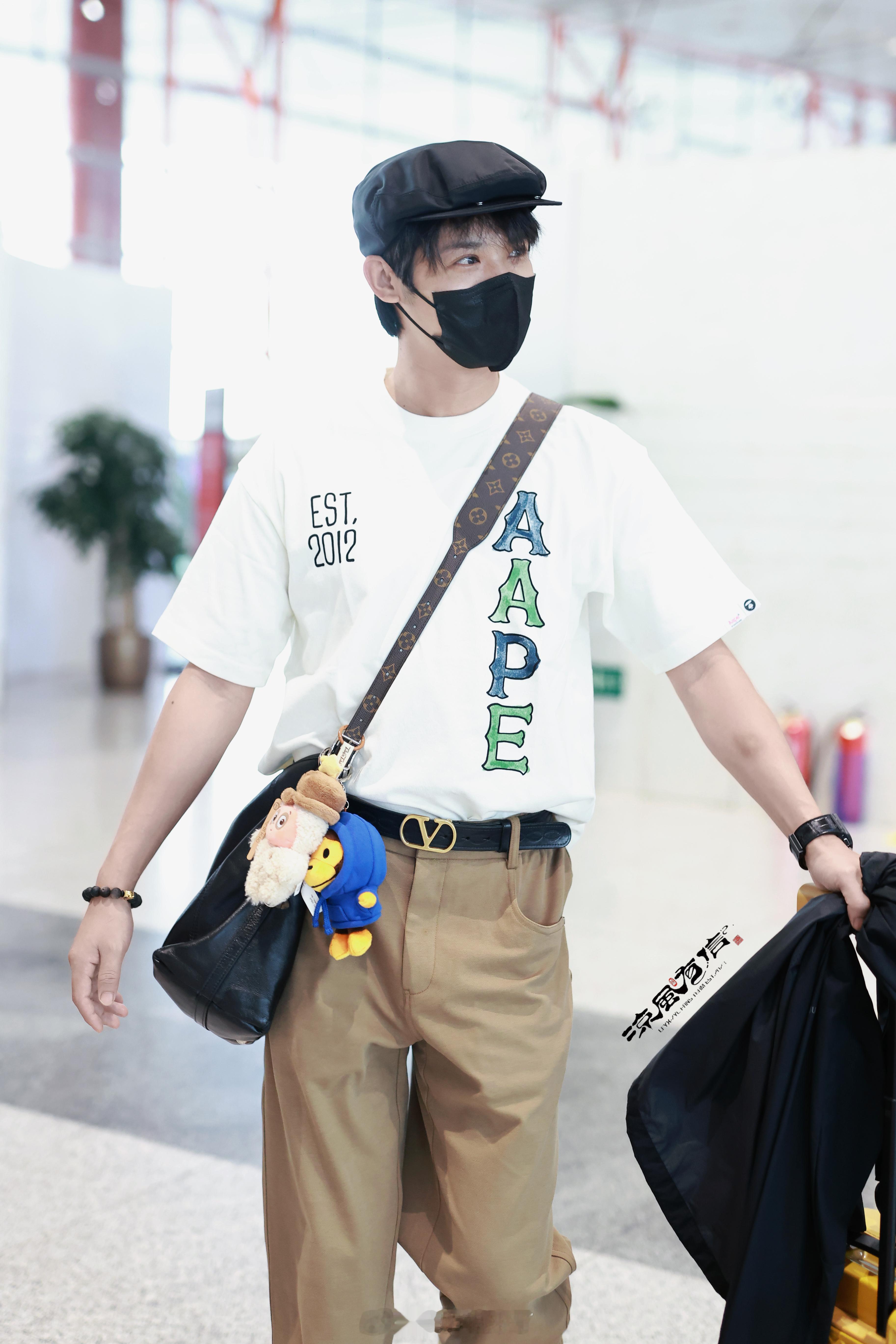 郑业成北京✈️杭州清爽帅气看着心情很好期待明天的生日音乐会！​​​