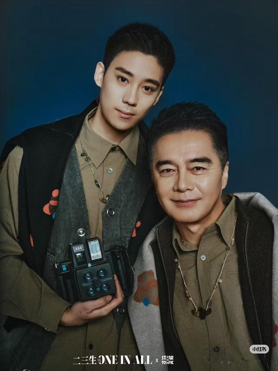 许亚军和大儿子许何最新父子写真出炉，许何这小伙子有福气，爸爸许亚军年轻时候可是公