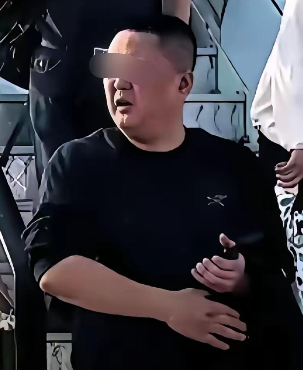 网传的高管错了他不是企业高管，也不是私人老板，有网友扒出来了，他之前是某市交通