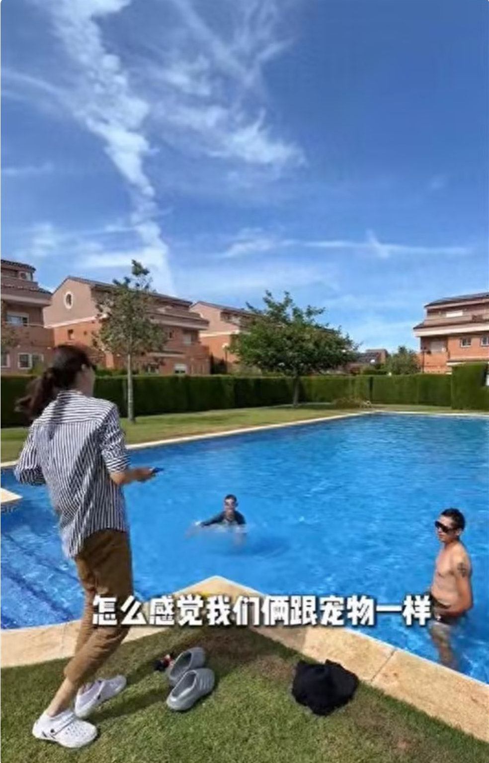 林丹晒西班牙的别墅，泳池比水库还要大，和10岁儿子同游不戴泳镜