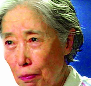 2006年，王光美因病去世。临终前，她突然向女儿刘亭抱拳作揖，虚弱地说：“女儿，