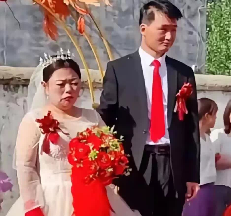 太委屈了！有一名男子因为家庭贫困，一直都娶不上媳妇，家人无奈之下，只好到处托媒人