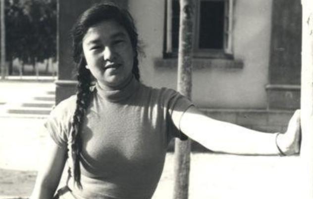 1955年，北京作协大院，一个45岁的男人死死盯着楼下做操的女子，她22岁，