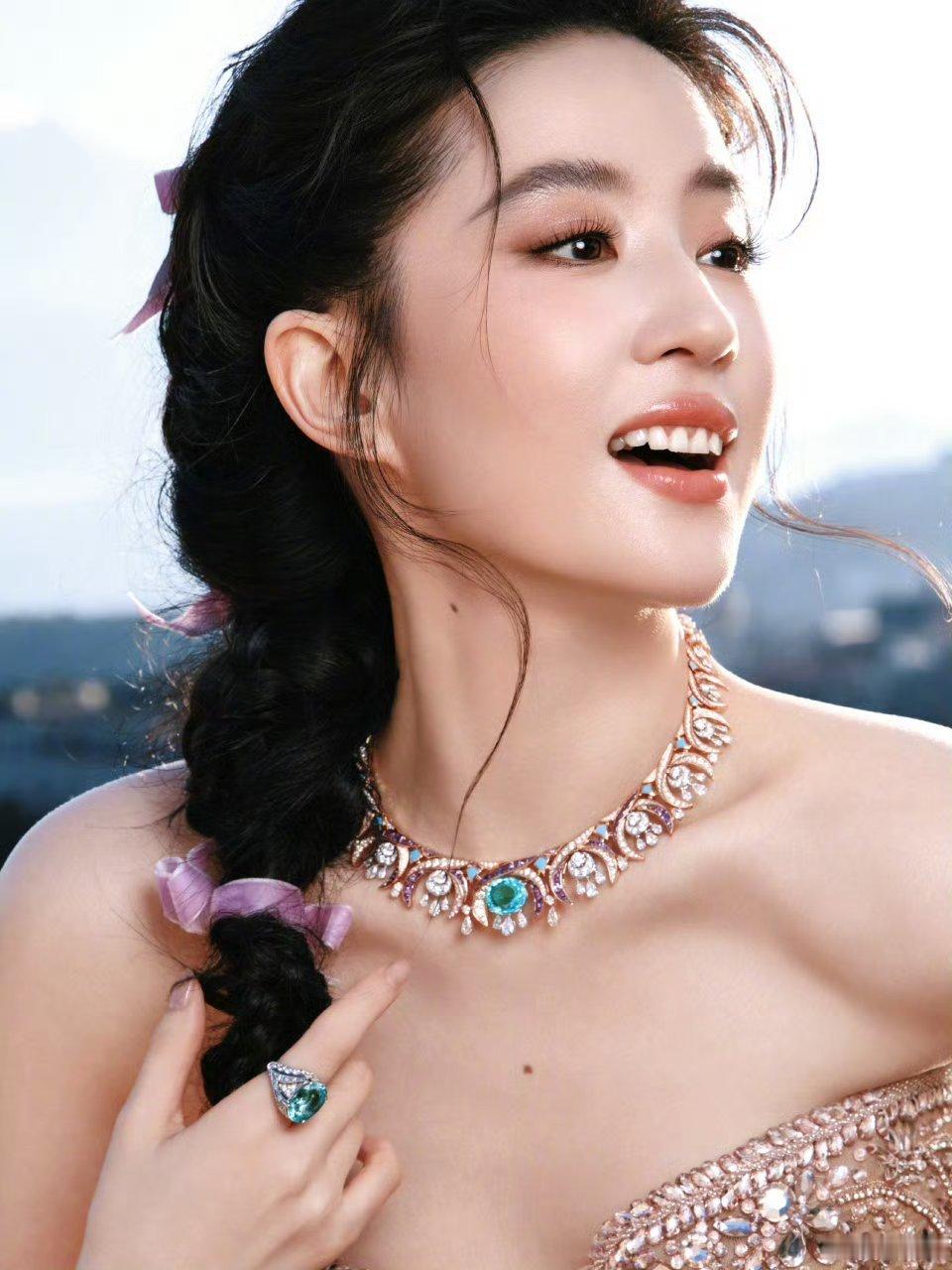 什么才是真正的珠宝配美人刘亦菲完美诠释了这个词[爱心][爱心][爱心][爱心]