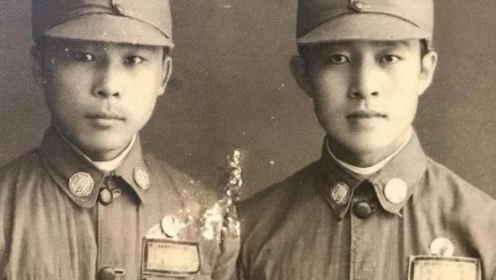 1944年，两名鬼子趁夜摸上我军阵地，砍伤了两名战士扭头就跑，连长臧肖侠闻讯后勃
