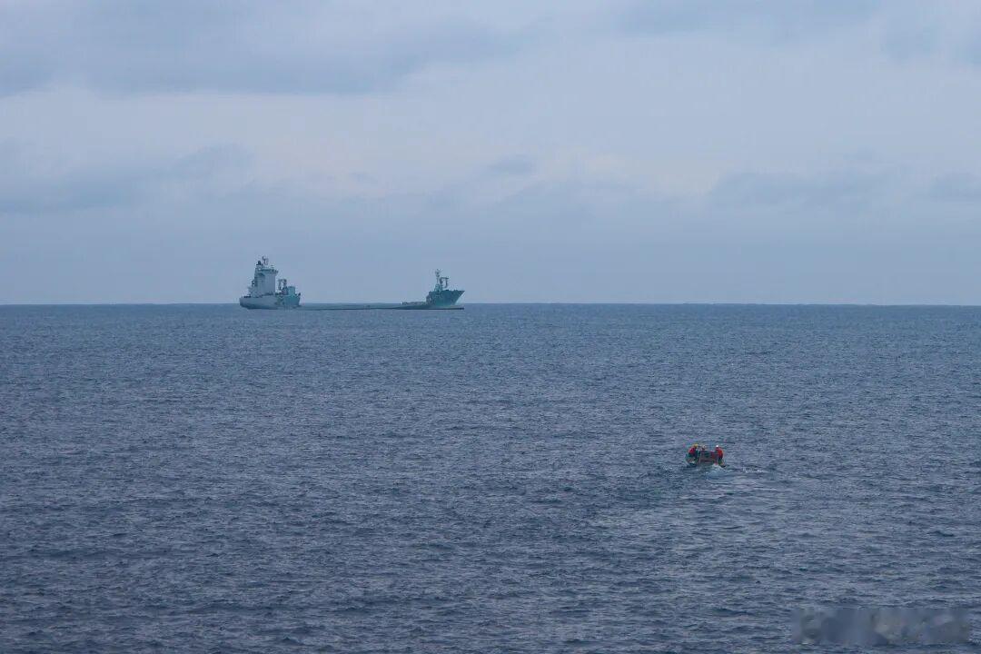 海上预置舰队南海某支队青海湖舰训练编队，组织多科目作战支援训练。原来里面还有饮马