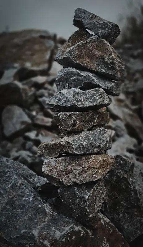 重庆一位95后女生李萱在江边搭石头塔垒到33层的视频火了。她路过江边，看到鹅卵石