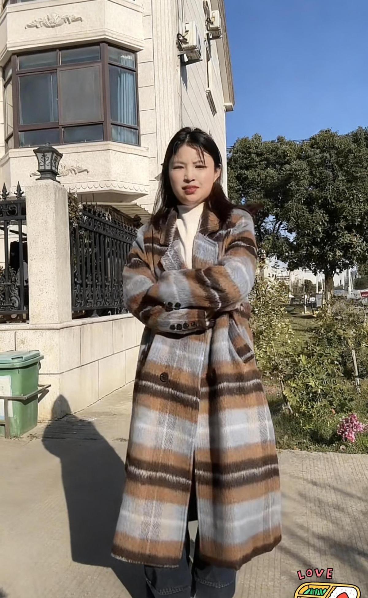 衣柜塞爆了，穿的还是那三件。不是没钱买，是买得太容易，扔得太难。衣服不是投资