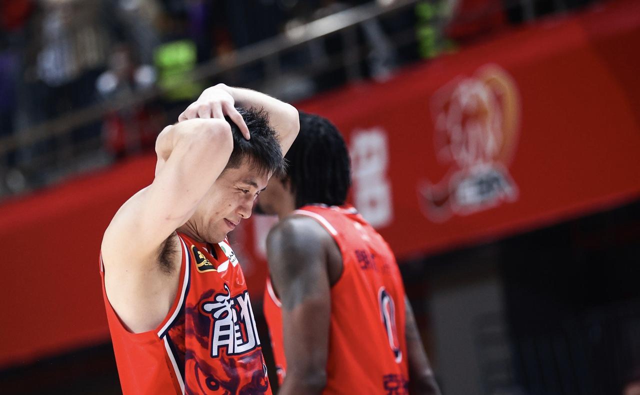 曾经的国内第一后卫郭艾伦大概率要退役了！郭艾伦遭遇前交叉韧带撕裂，宣布赛季报