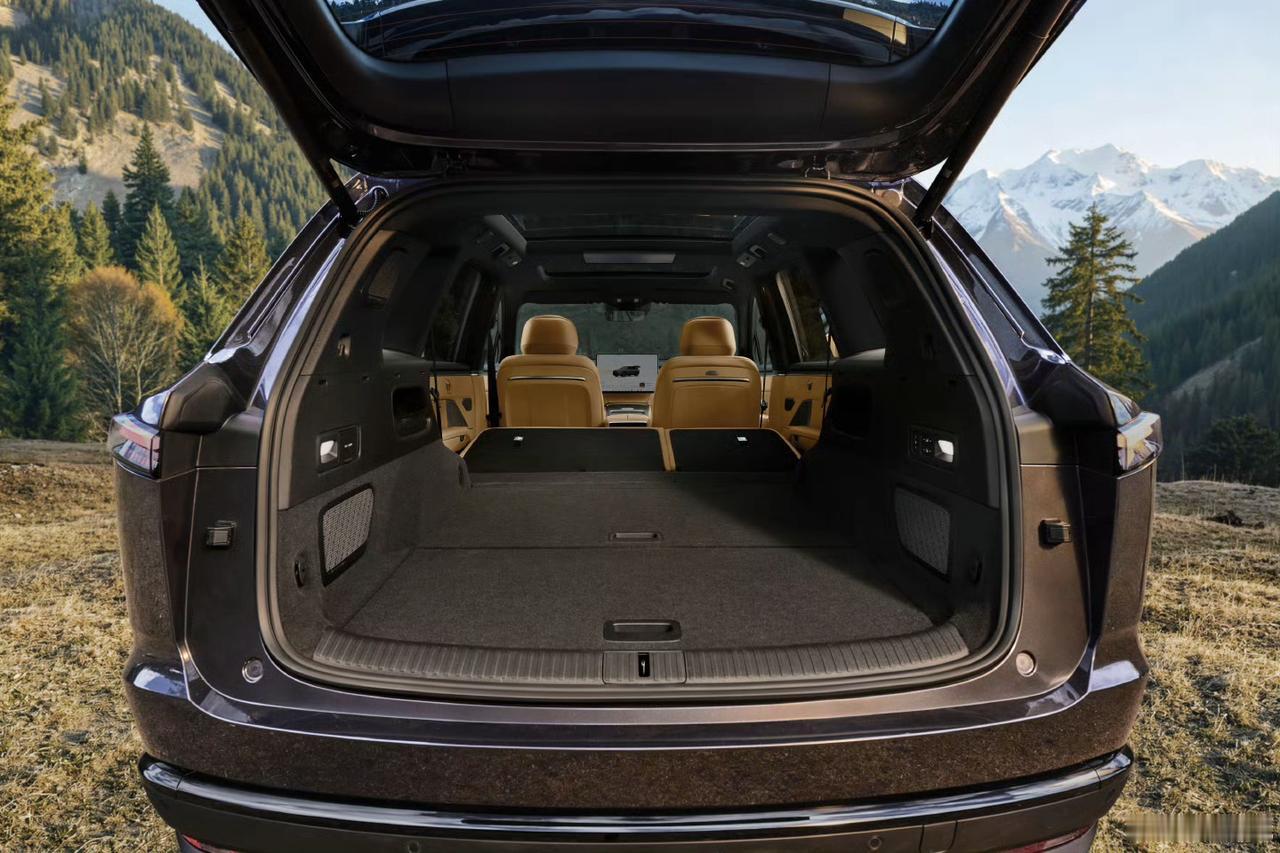 乐道L80真是挺大的，跟乐道L90一样的尺寸，变成一个五座车，真超级大五座。加