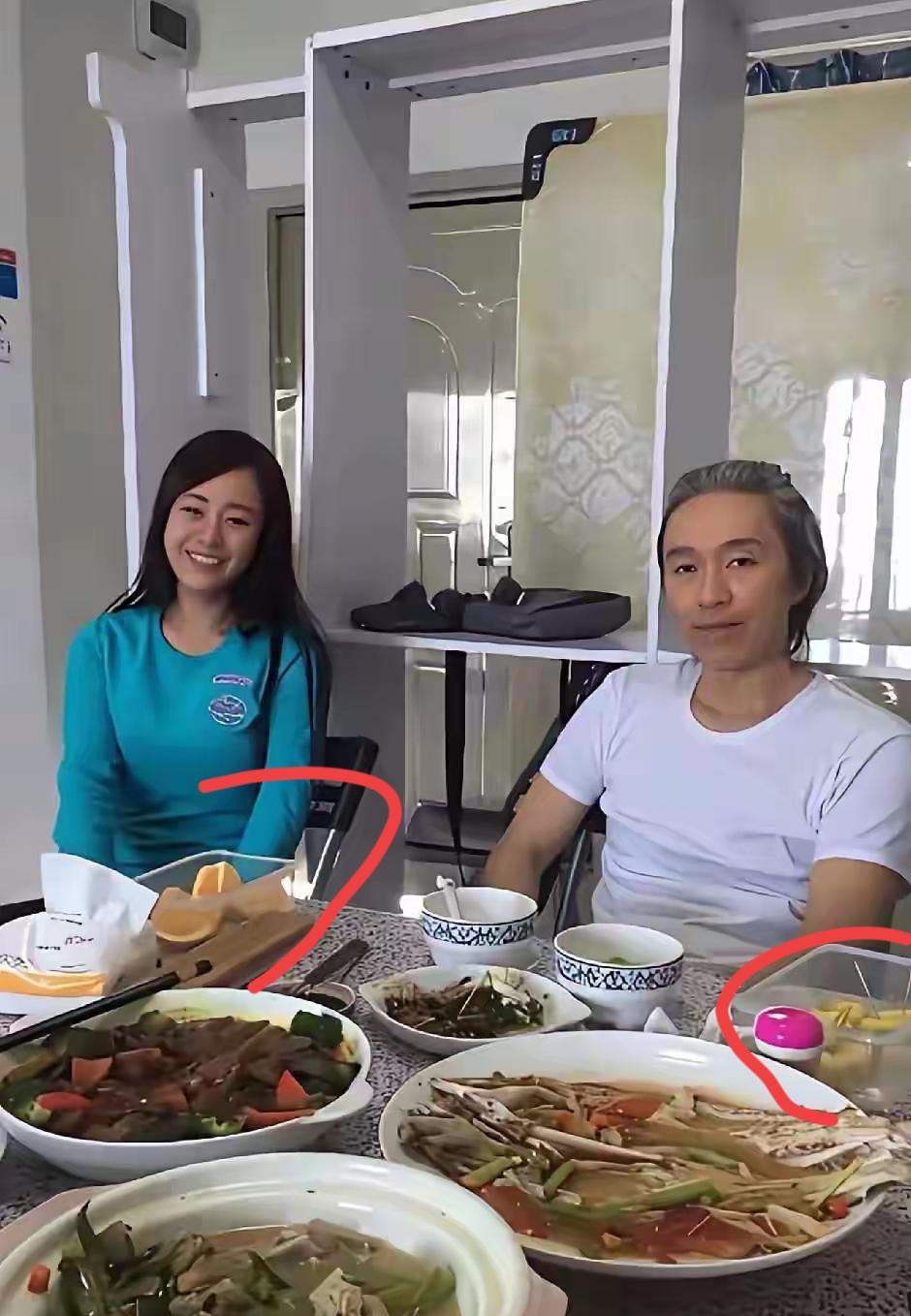 星爷保养的这么好，为什么还满头白发？