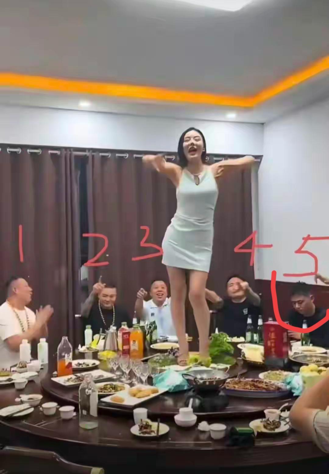 看细节，就知道她是谁的女朋友了。