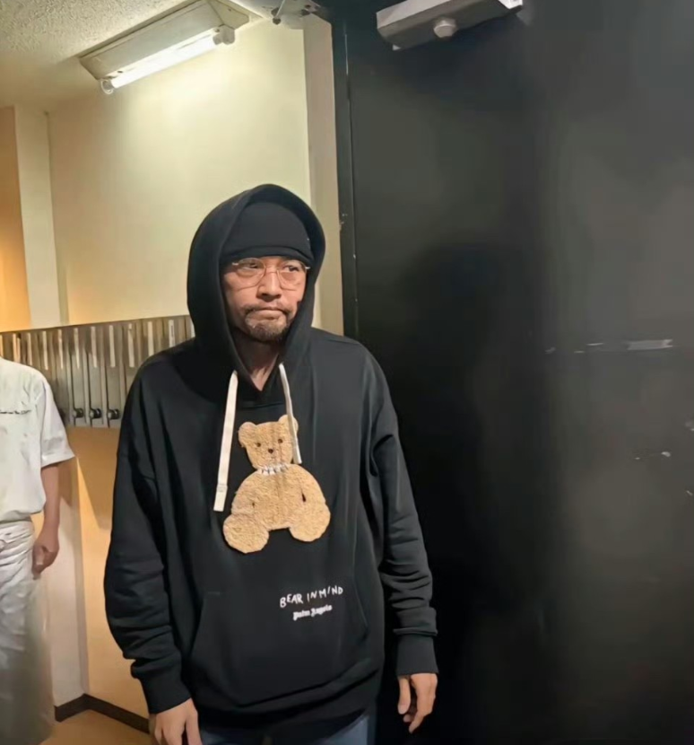46岁周杰伦近照曝光，穿黑色卫衣却难掩老态，佝偻身形与先天强直性脊柱炎引发关注