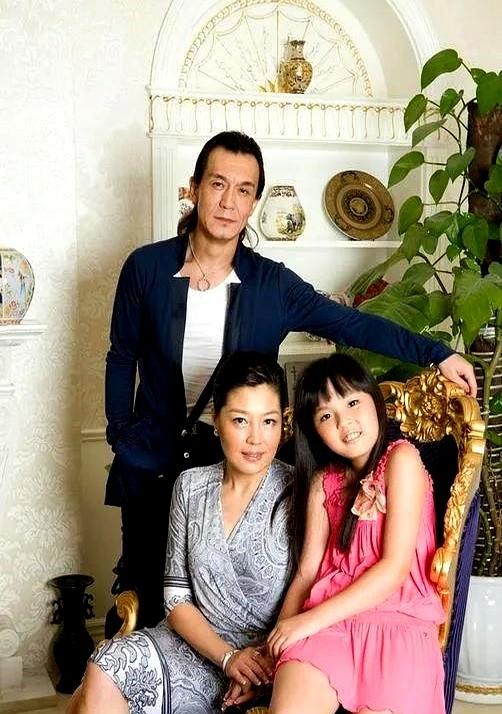 哈文深夜发了张照片，配文“是真热闹”。我盯着那张图，看了很久很久。纽约的家里