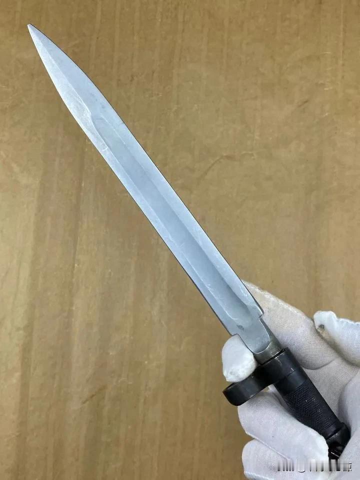 五六式枪族早期配备的是仿自苏联AK-47的剑型折叠刺刀。它采用双面开刃设计，既能