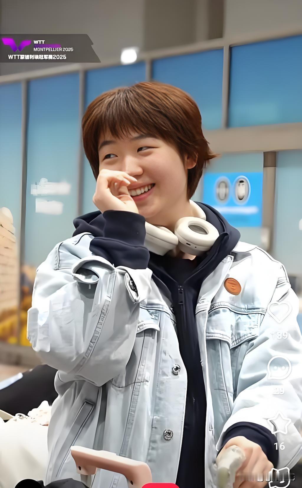 当机场粉丝大喊一声“大丫头”，蒯曼回眸一笑的瞬间被摄影师的镜头敏锐捕捉，青春的气