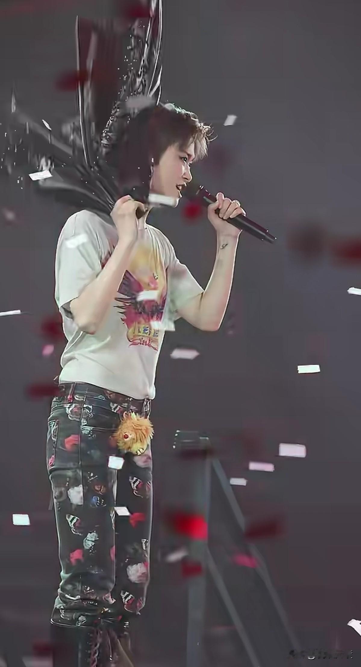 李宇春从超级女声走到现在，一直没有变！环境各种变化，她都四十多岁了，始终坚持自己