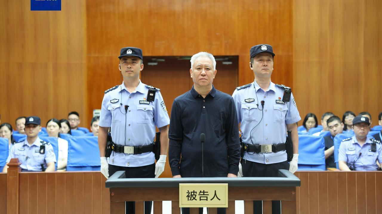 许家印判了，无期。两个儿子也送进去了。法槌落了，舆论沸了，但有一个数字始终悬
