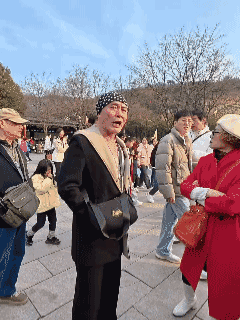 3月14日，江苏连云港一景区内，一个老年旅游团仅需299元，南京出发畅游到山东四