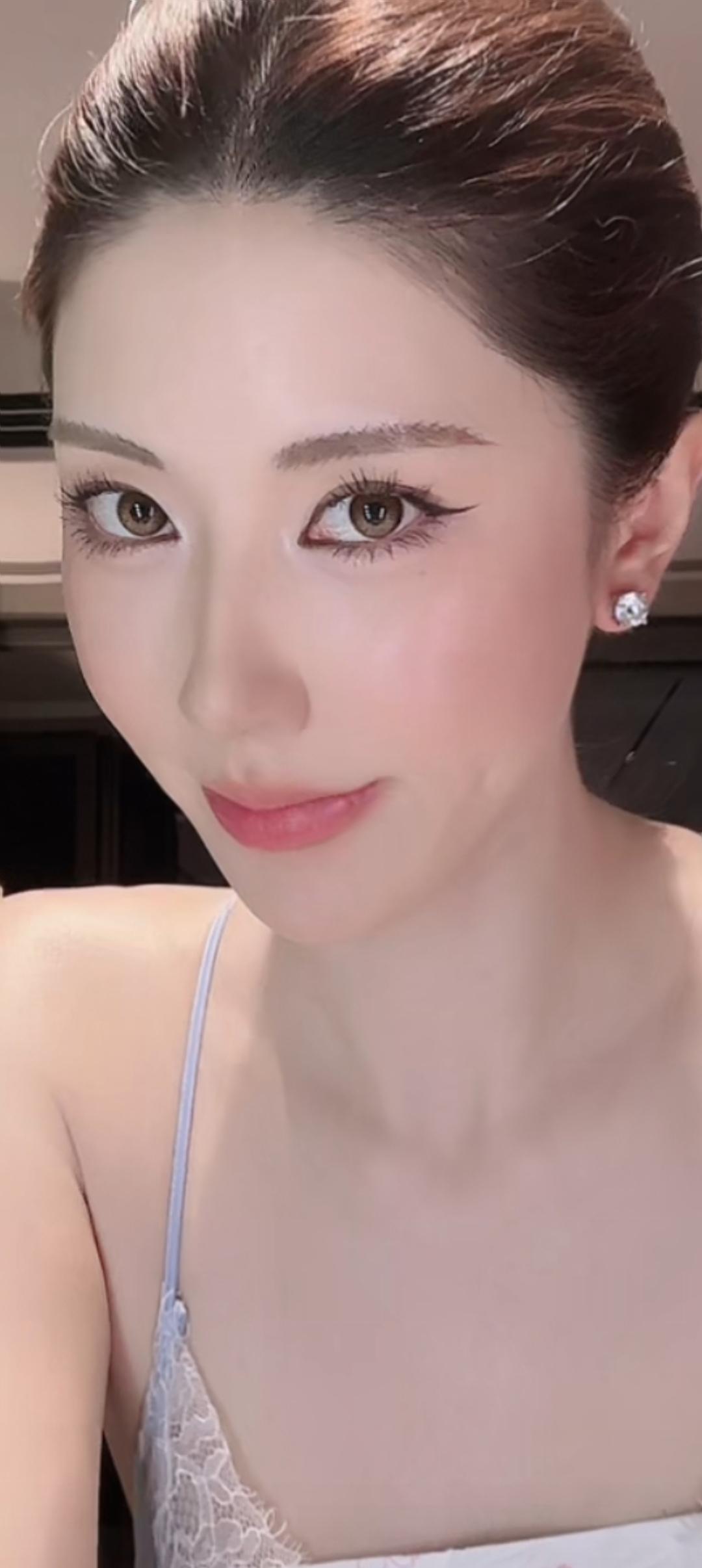 这位美女看起来好精致哦！