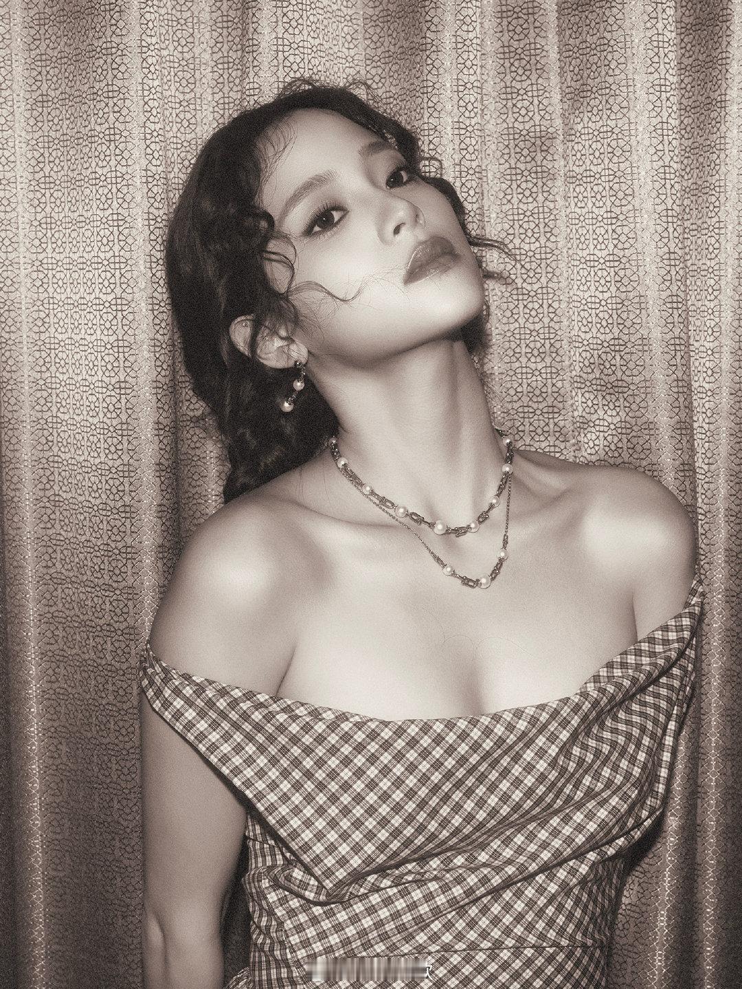 欧阳娜娜妆造夯爆了冷调妆容衬得欧阳娜娜气质绝佳，清冷中带着妩媚，这身妆造真的太