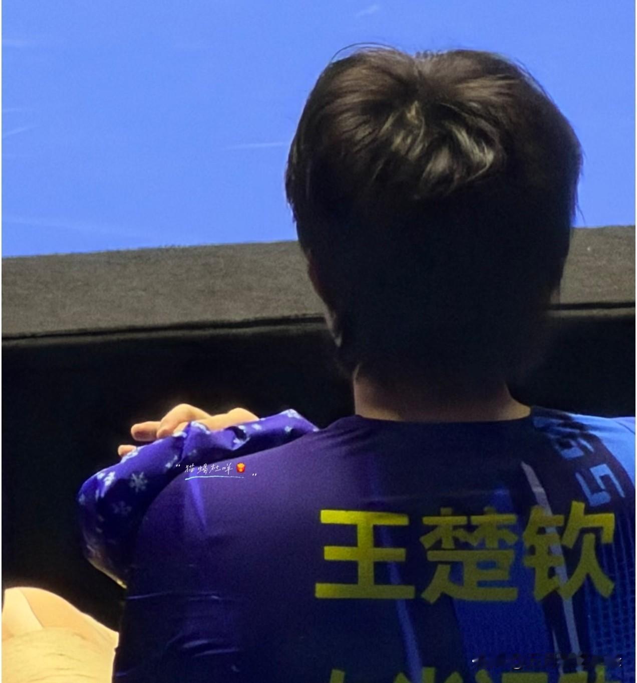 原来这是王楚钦在巴黎的旧伤复发。今晚在央视采访中，他说这肩膀本来没事，后来双打