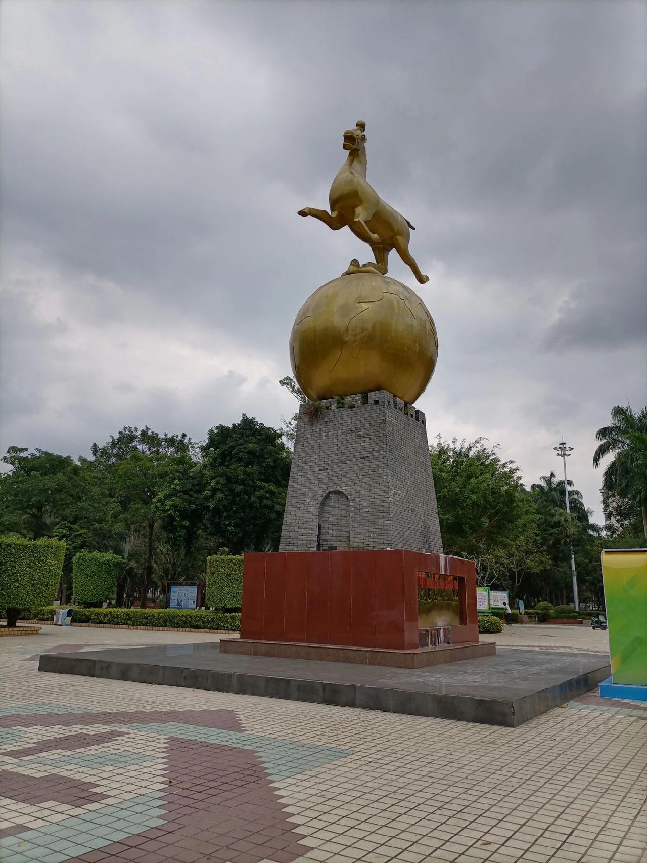 海南琼海市府广场上的千里马(图1)，广场很大，中规中矩，风景也不错(图2-3)。