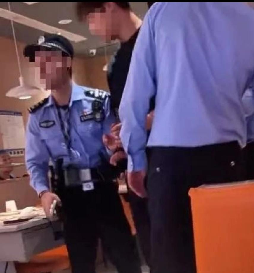 “抓错人了？这也太离谱！”近日，山东青岛黄岛区（）万达广场内发生一起抓错人事