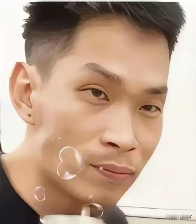 被判死刑的崔路路看他的面相吊眼眉，颧骨高，两腮无肉，嘴唇薄！一看就不是善类。