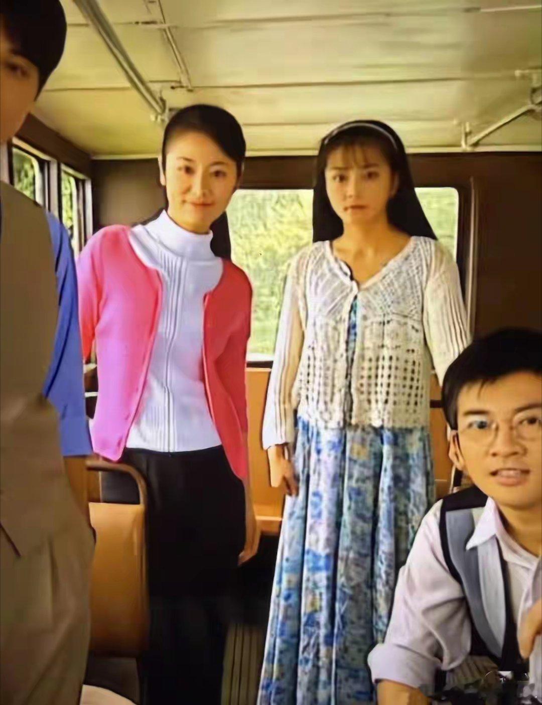 小时候我以为剧组偏心，把好看的裙子都塞给如萍，让依萍翻来覆去只有一件藏蓝旗袍。直