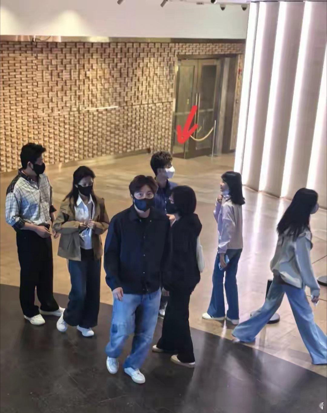鲍蕾鲍莉两家逛街，陆毅鲍蕾手牵手超甜，郭京飞父子如复制粘贴​​​