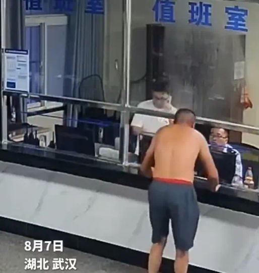 逃犯酒醉后进派出所求助被抓 近日，武汉，一醉酒男子来到派出所，称自己迷路了，