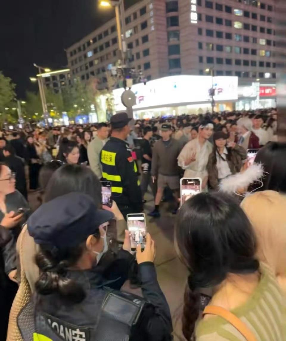 好震撼，肖战藏海传的cos好多人围着拍​​​