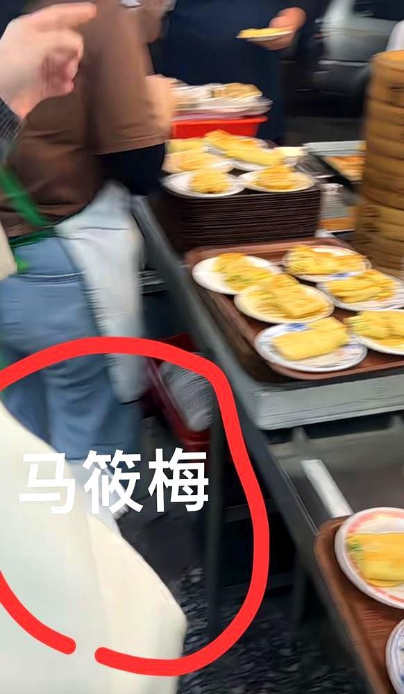 张兰说的15分钟顺产，是马筱梅压根没经历过的事。起身时突然破水，羊水不足，