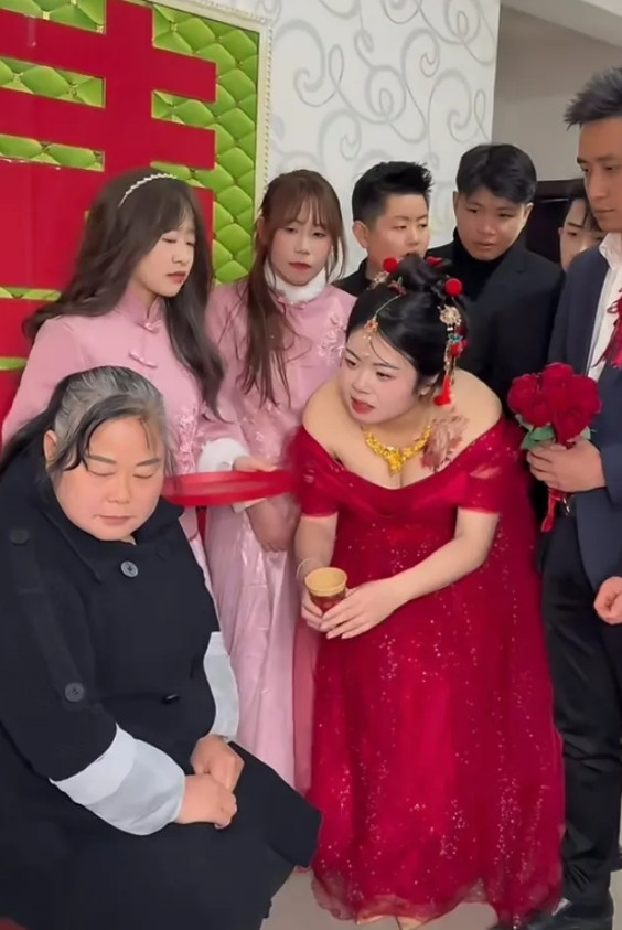 昨天我弟结婚，新娘子要跟我妈要喝茶费，弟说不给，结果新娘子不高兴，弟就说了一句：