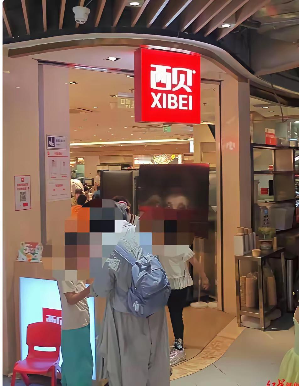 国庆第一天西贝门店状况是这样的。由于在10月1日，西贝开启了全国门店大降价，