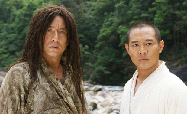 2007年，李连杰和成龙合作《功夫之王》，导演喊停后，李连杰依旧一个旋风腿，几乎