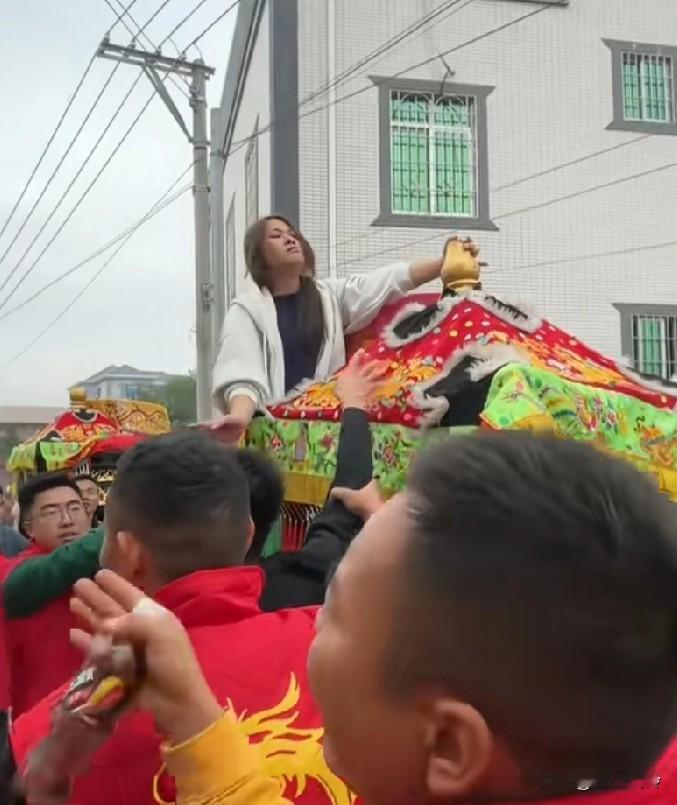 以为又一个妈祖，这个不是妈祖，这种蹦蹦跳跳的，基本都是邪祟附体，轿上的人…他们